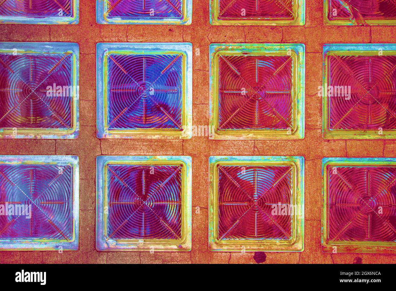 Arrière-plan coloré et lumineux, carrés en verre. Elément de conception Banque D'Images Arrière-plan coloré et lumineux, carrés en verre. Elément de conception Banque D'Images