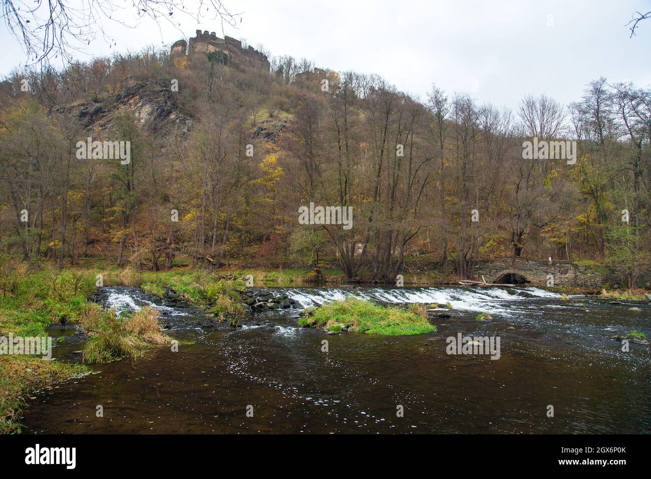 Rivière Dyje ou Thaya, château de Novy Hradek en ruine, parc national Podyji ou parc national Thayatal, République tchèque et frontière autrichienne Banque D'Images