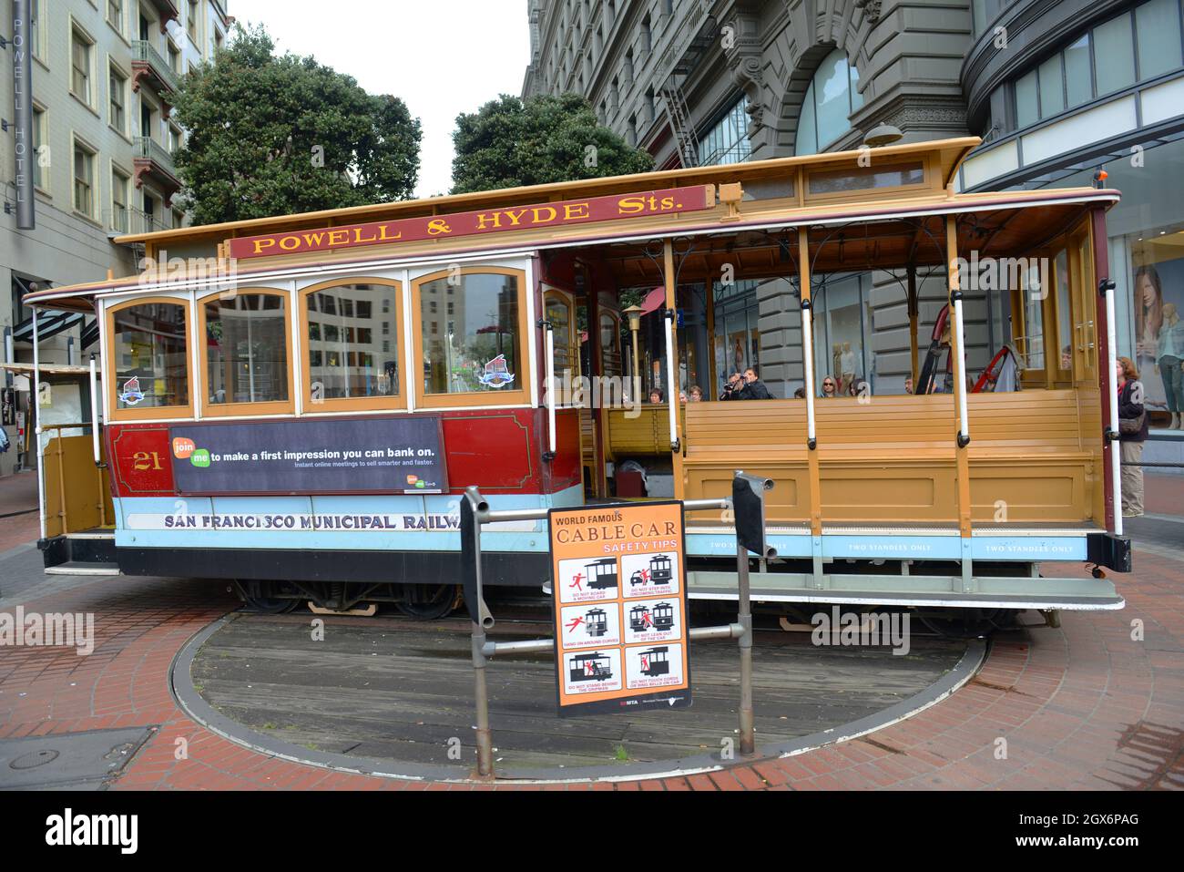 Antique Cable car Powell Hyde Line sur plateau tournant au terminal de Powell Street à Market Street dans le centre-ville de San Francisco, Californie CA, Etats-Unis. Banque D'Images