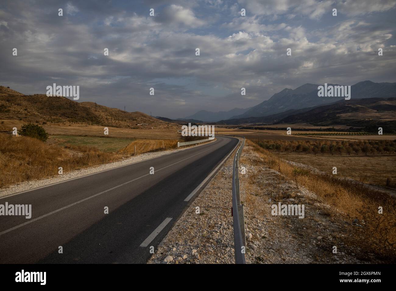 La route de montagne du col de Llogara (Qafa e Llogarasë) relie la vallée de Dukat au nord à la Riviera albanaise du sud, à l'Albanie, aux Balkans. Banque D'Images