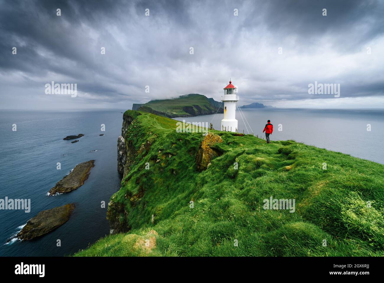 Randonnée à Mykines Island près du phare de Holmur, îles Féroé Banque D'Images