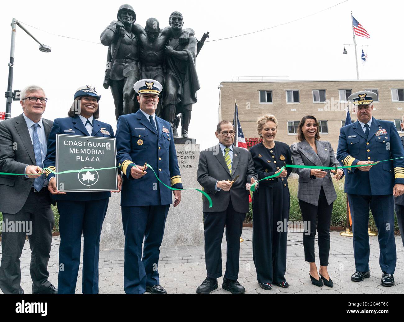 Atmosphère pendant la cérémonie de découpe du ruban pour la réaffectation du monument aux membres des gardes-côtes tombés pendant la Seconde Guerre mondiale au Battery Park à New York le 4 octobre 2021. Dans le cadre des améliorations apportées au monument Battery Park a été installé dans une nouvelle plaza aménagée avec des herbes indigènes et située à côté du centre de recrutement de l'USCG. Des membres actuels et anciens de l'USCG ainsi que des représentants élus ont assisté à la cérémonie. Le sénateur d'État Brian Kavanaghm, capitaine de l'USCG Zeita Merchant, contre-amiral Thimas Allen, représentant des États-Unis Jerrold Nadler, The Battery Conservancy, a assisté à la cérémonie Banque D'Images