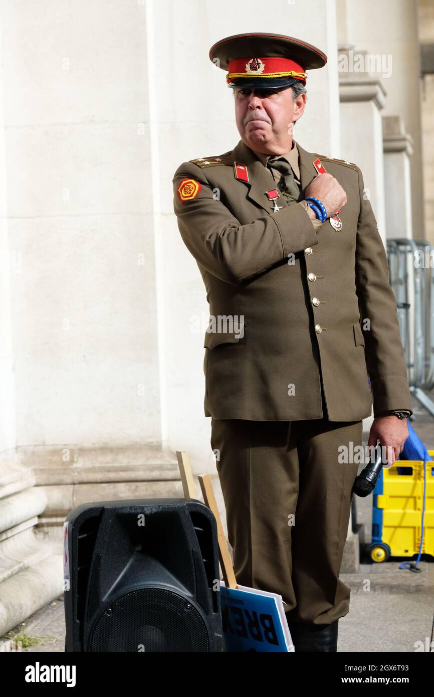Manchester, Royaume-Uni – lundi 4 octobre 2021 – Steve Bray, activiste anti-Brexit, vêtu d'un uniforme militaire russe en dehors de la Conférence du Parti conservateur à Manchester - photo Steven May / Alamy Live News Banque D'Images