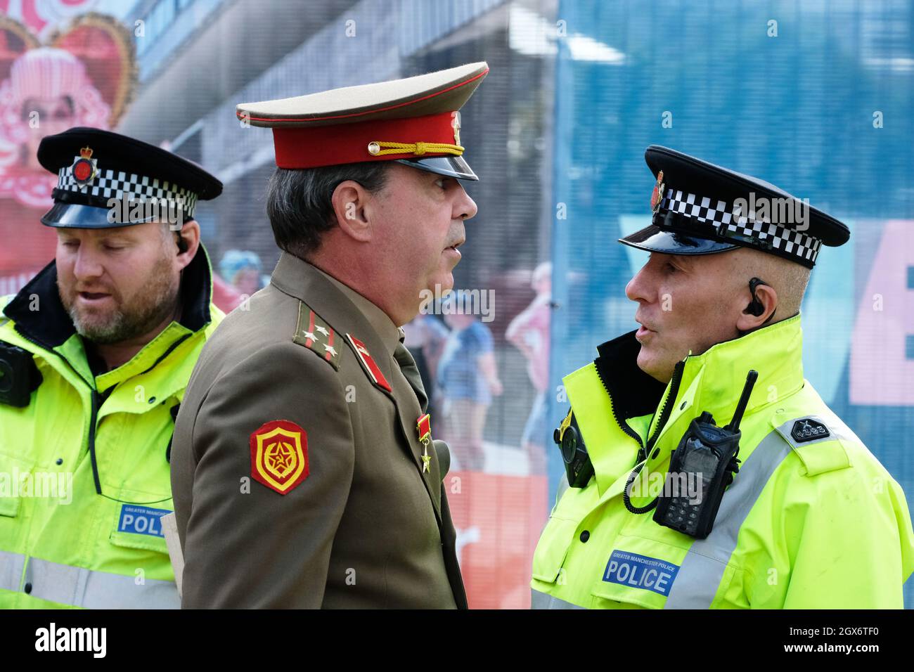 Manchester, Royaume-Uni – lundi 4 octobre 2021 – le militant anti-Brexit Steve Bray portait un uniforme militaire russe en dehors de la Conférence du Parti conservateur à Manchester en réponse aux allégations des médias concernant des dons politiques liés au blanchiment d'argent face à face avec la police - photo Steven May / Alay Actualités en direct Banque D'Images