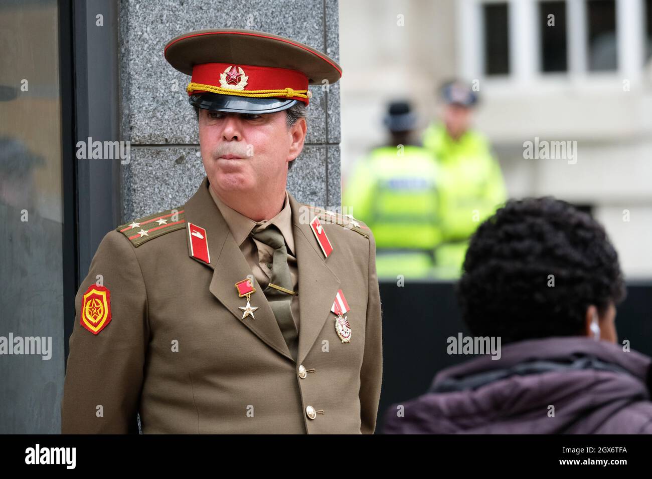 Manchester, Royaume-Uni – lundi 4 octobre 2021 – Steve Bray, activiste anti-Brexit, vêtu d'un uniforme militaire russe en dehors de la Conférence du Parti conservateur à Manchester - photo Steven May / Alamy Live News Banque D'Images