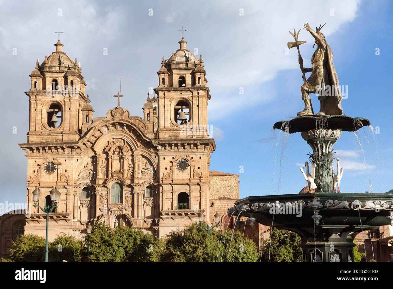Statue de l'Inca Pachacutec sur la fontaine et église catholique sur la Plaza de Armas, Cusco ou Cuzco ville, Pérou Banque D'Images