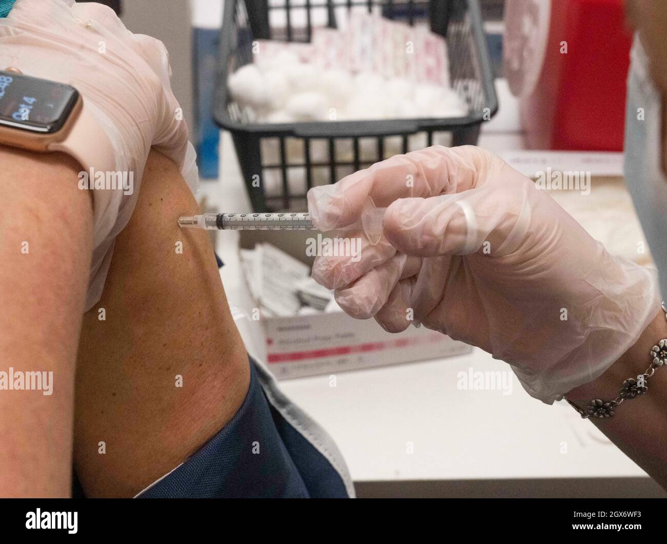 Austin, États-Unis. 04e octobre 2021. La dose de rappel du vaccin Pfizer contre le COVID-19 est administrée à un résident du Texas de plus de 65 ans dans une clinique pharmaceutique de l'ouest d'Austin le 4 octobre 2021. Les médecins encouragent les boosters de vaccins après 6 mois des injections originales. Crédit : Bob Daemmrich/Alay Live News Banque D'Images