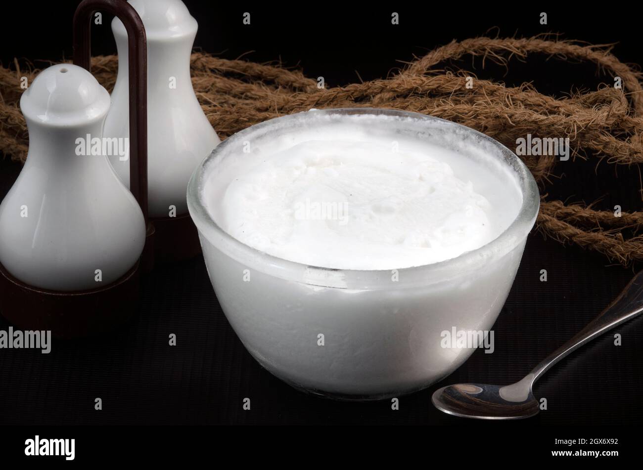 Yaourt Naturel Lait Caille A Base De Lait De Vache Cru Photo Stock Alamy