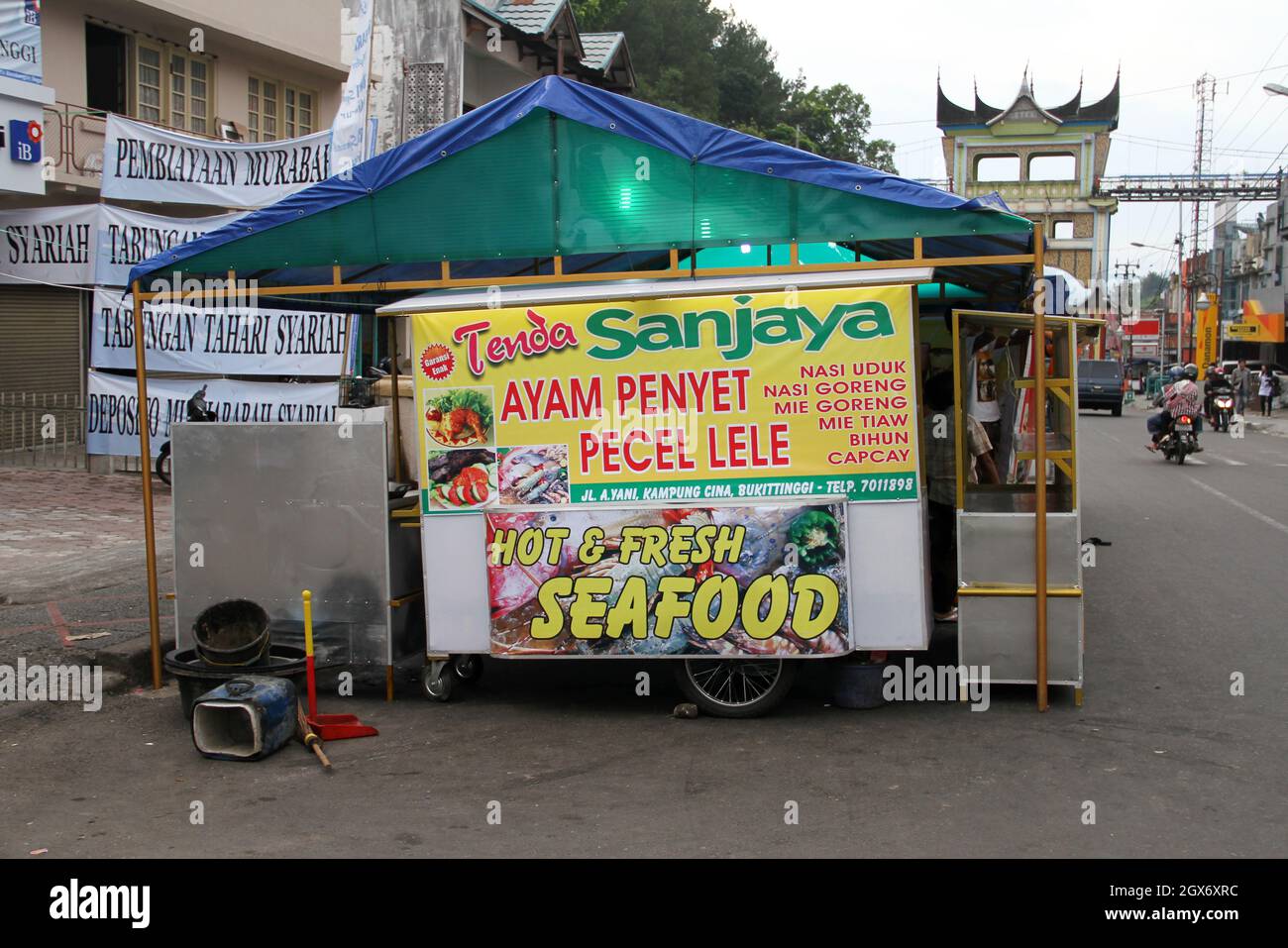 Une tente de nourriture de rue vendant nasi goreng, mie goreng, capcay, pecel lele, ayam penyet,nasi uduk, bihun à Bukittinggi, Sumatra Ouest, Indonésie. Banque D'Images