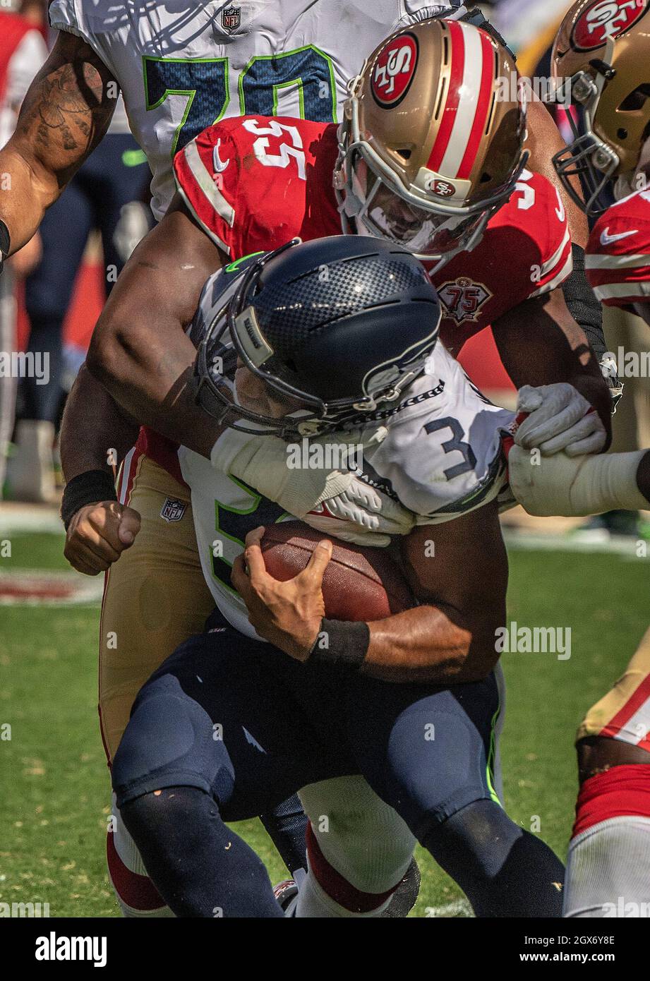 Santa Clara, Californie, États-Unis. 3 octobre 2021. San Francisco 49ers défensive fin Dee Ford (55) sacs Seattle Seahawks quarterback Russell Wilson (3) le dimanche 03 octobre 2021, au stade Levis à Santa Clara, Californie. Les Seahawks ont battu les 49ers 28-21. (Credit image: © Al Golub/ZUMA Press Wire) Banque D'Images