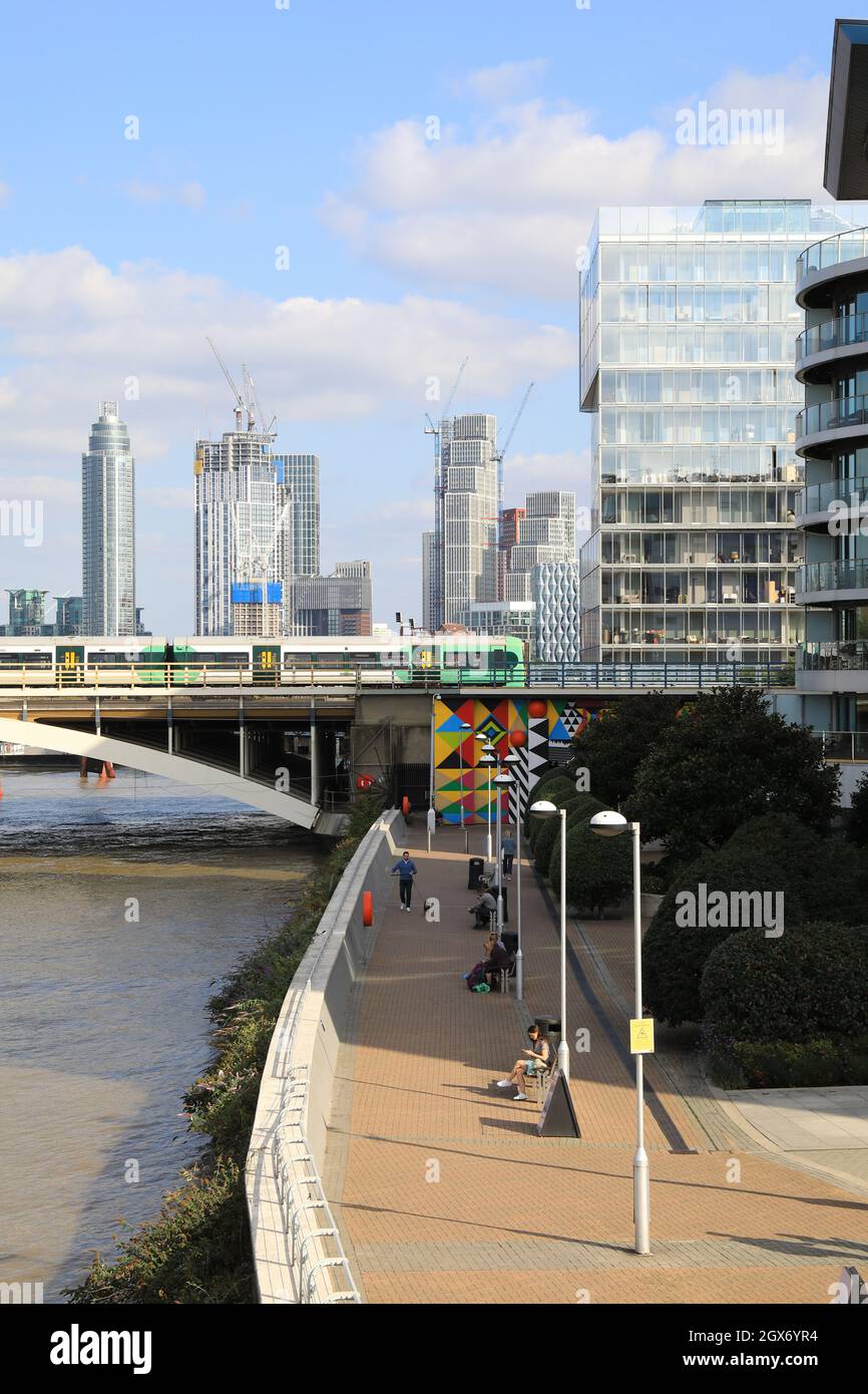 Vue depuis le Chelsea Bridge est vers Battersea et Grosvenor Railway Bridge, dans SW London, Royaume-Uni Banque D'Images