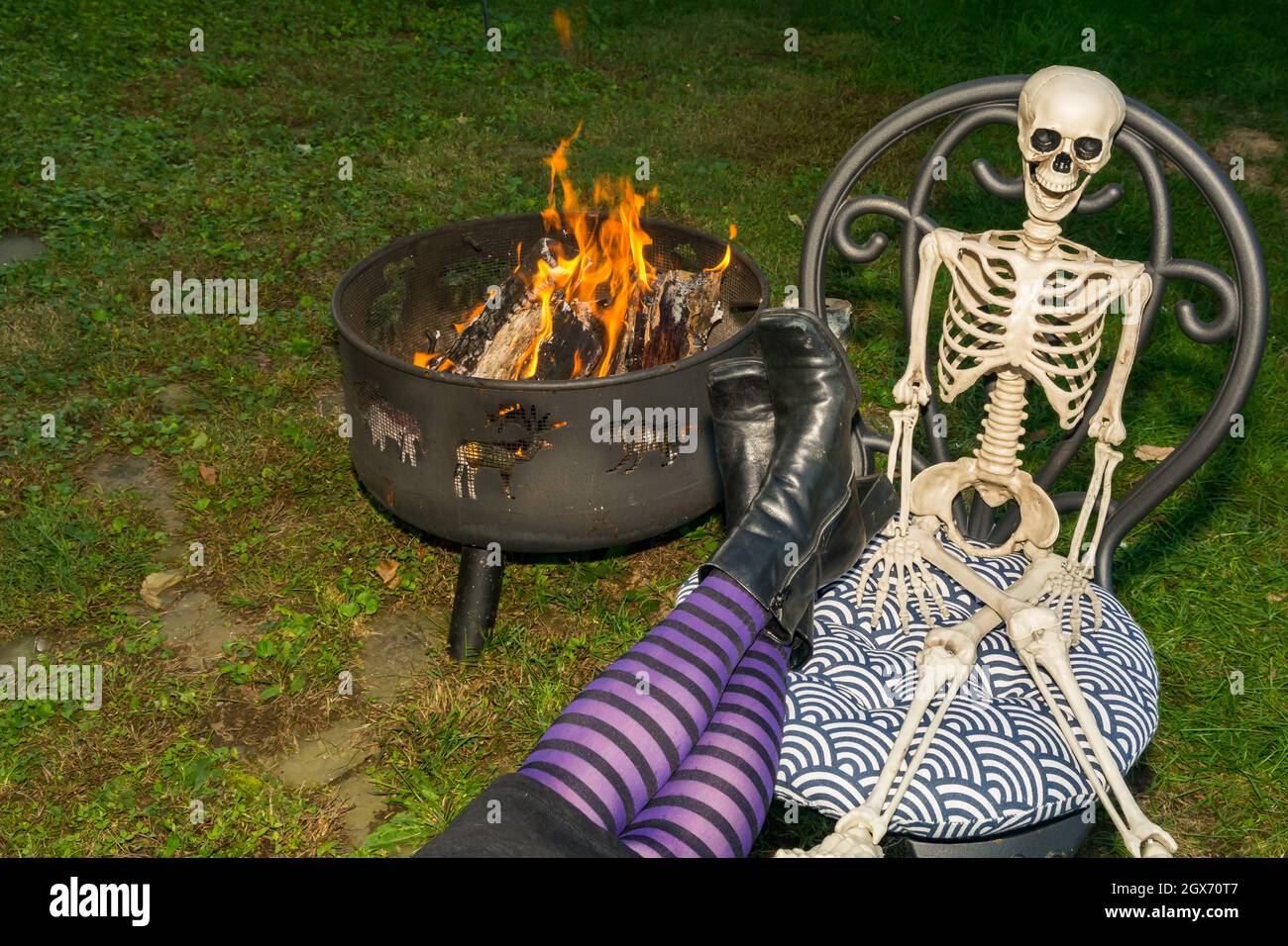 Halloween Witch détente au feu Banque D'Images