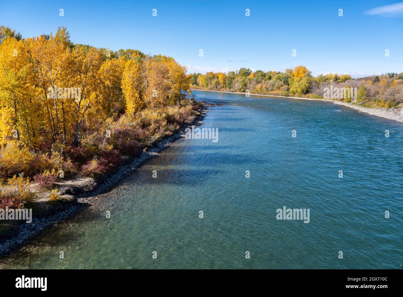 Calgary, Alberta, Canada - 27 septembre 2021 : Bow River de Bow River Pathway pendant la saison d'automne Banque D'Images