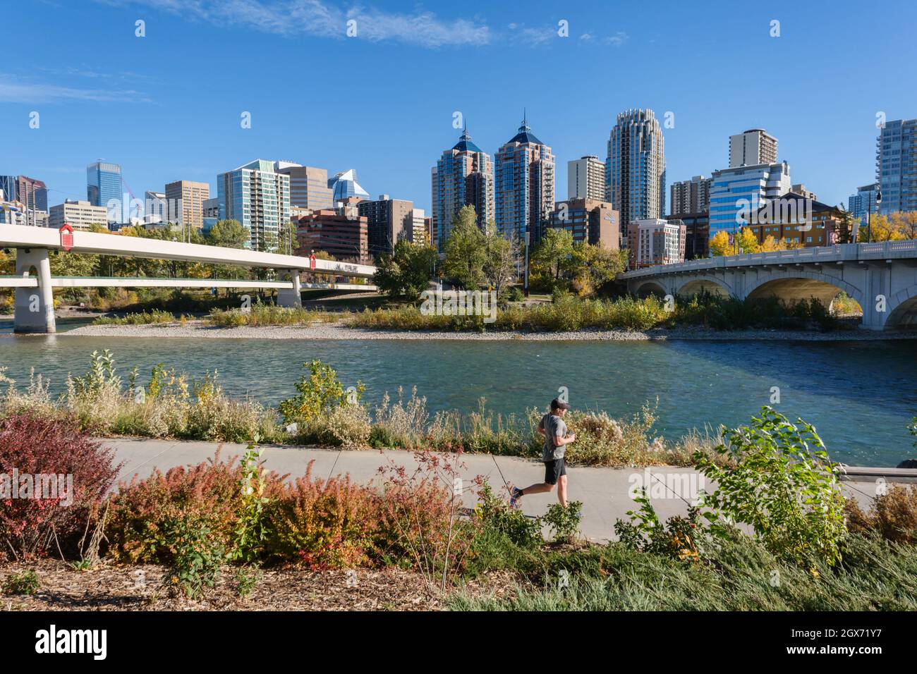 Calgary, Alberta, Canada - 27 septembre 2021 : Calgary Skyline et la rivière Bow en automne Banque D'Images