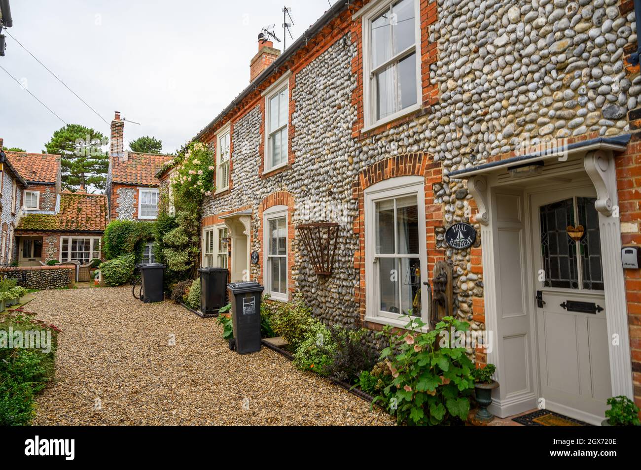 High Street dans le village de Blakeney est une route charmante avec des maisons d'époque avec des façades de pierre de rendu ou de flanelle pleine de caractère, Norfolk, Angleterre. Banque D'Images