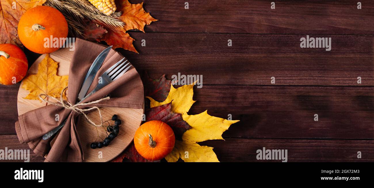 Coutellerie de Thanksgiving. Décoration de table festive sur fond de bois. Placer pour le texte. Banque D'Images
