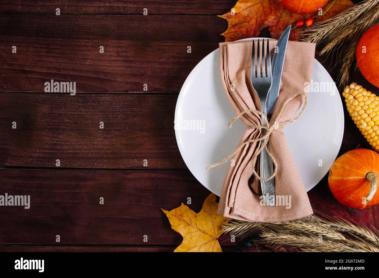 Bonne journée de Thanksgiving. Table festive sur fond de bois marron. Placer pour le texte. Banque D'Images