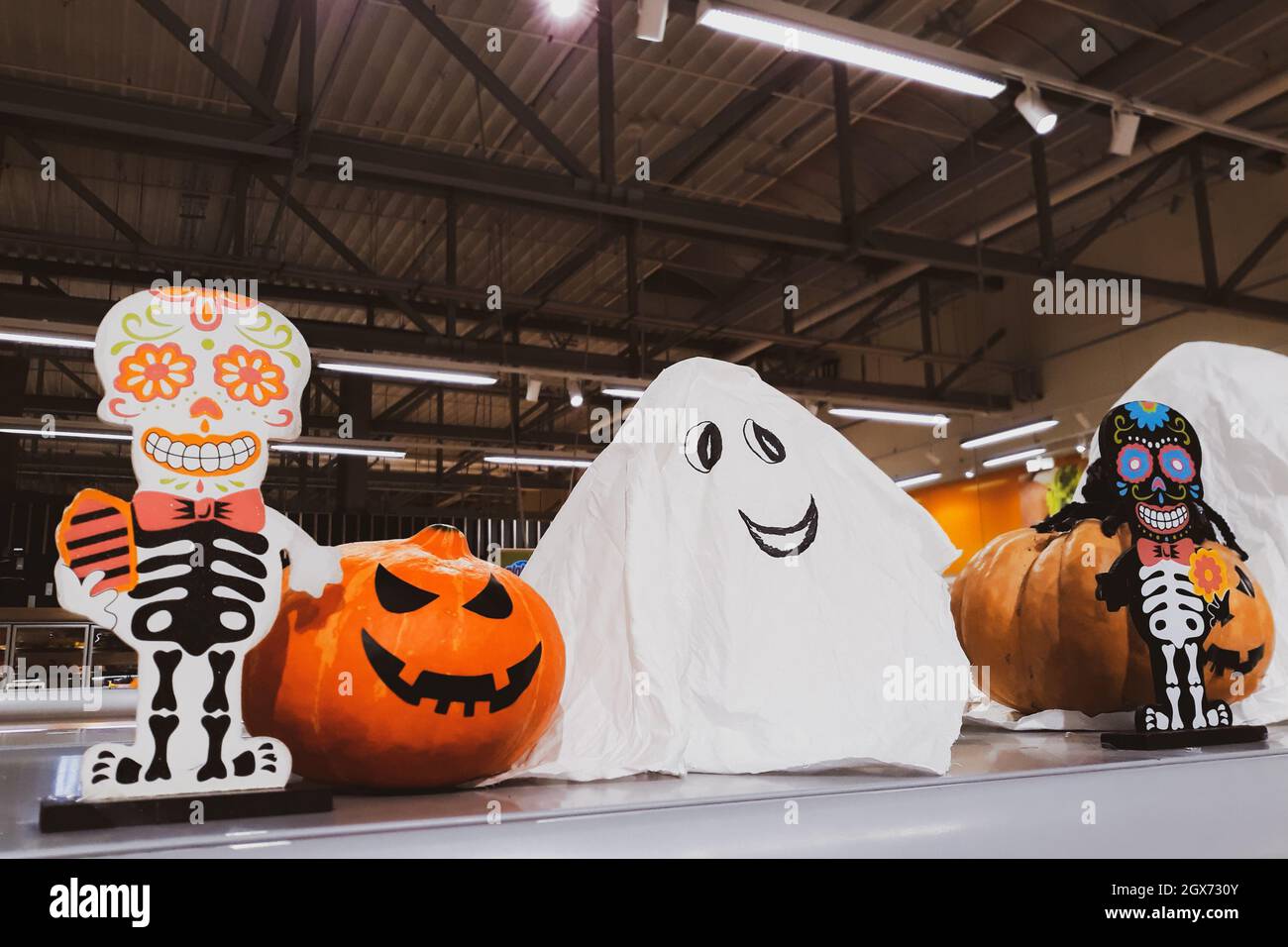 Décorations pour Halloween et le jour des morts au Mexique. Squelette et citrouilles fraîches. Décor effrayant pour célébrer Dia Los Muertos. Thanksgiving et harve Banque D'Images