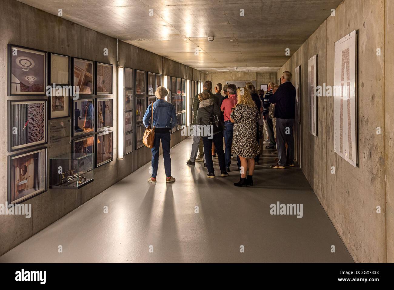 Touristes visitant l'intérieur de fjordenhus, Vejle, Danemark, 7 septembre 2021 Banque D'Images