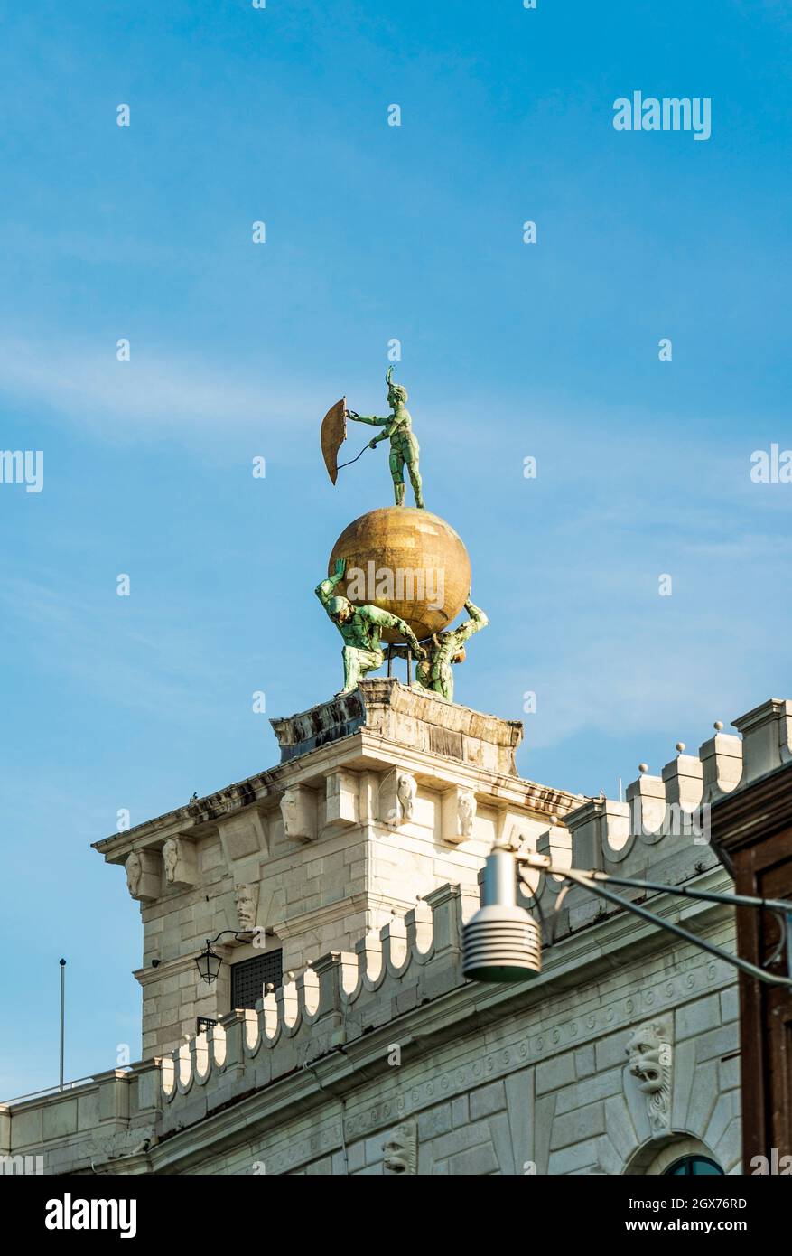 La sculpture sur le bâtiment Dogana da Mar: Deux statues de l'Atlas tenant un globe doré sur lequel se trouve le Fortune, à Punta della Dogana, Venise Banque D'Images