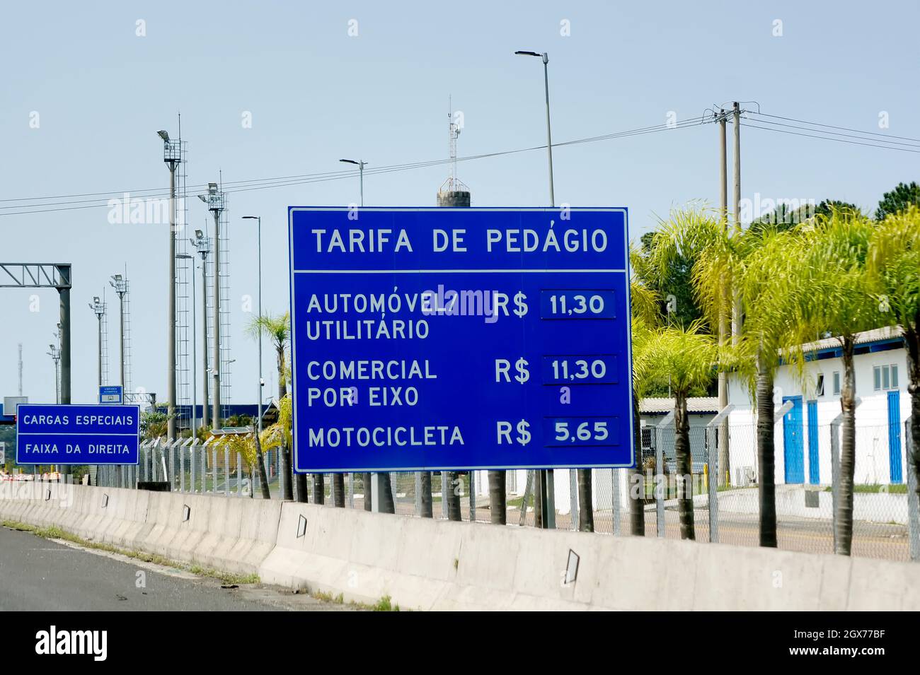 Péage sur l'autoroute, écrit en portugais, Brésil. Banque D'Images