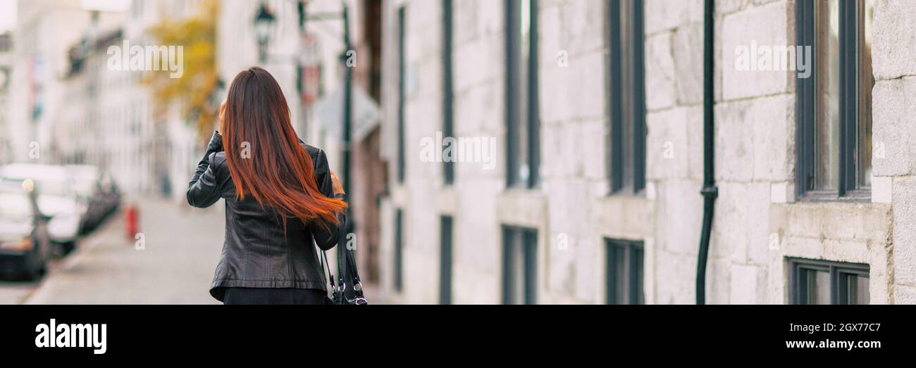Ombre de cheveux colorant la femme marchant avec l'extrémité des cheveux avec le ton brun clair. Ville urbaine style de vie jeunes gens avec la coiffure teints Banque D'Images