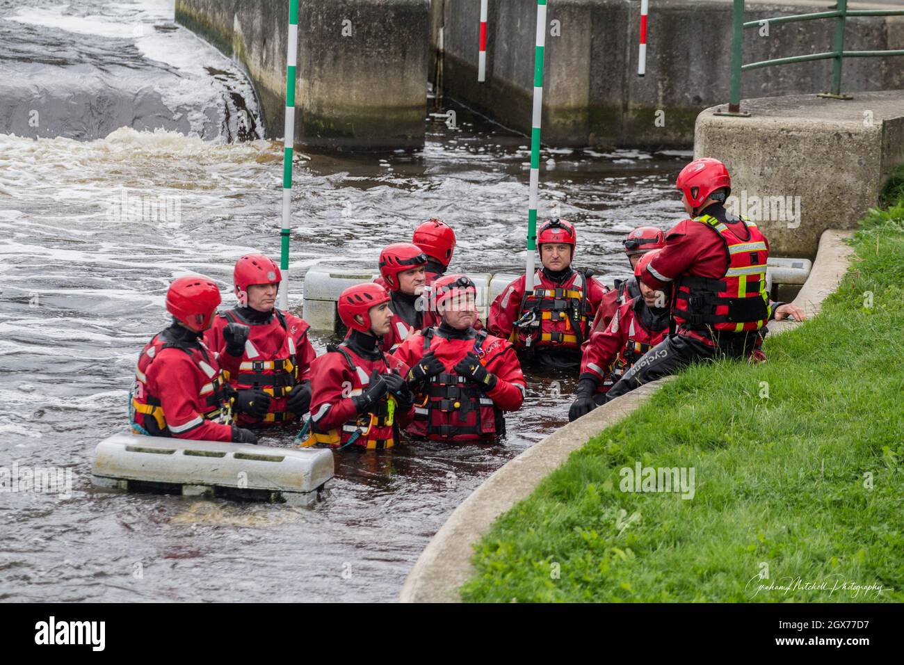 Tyne and Wear Fire and Rescue Service formation des pompiers à Tees barrage pour le sauvetage en eau Banque D'Images