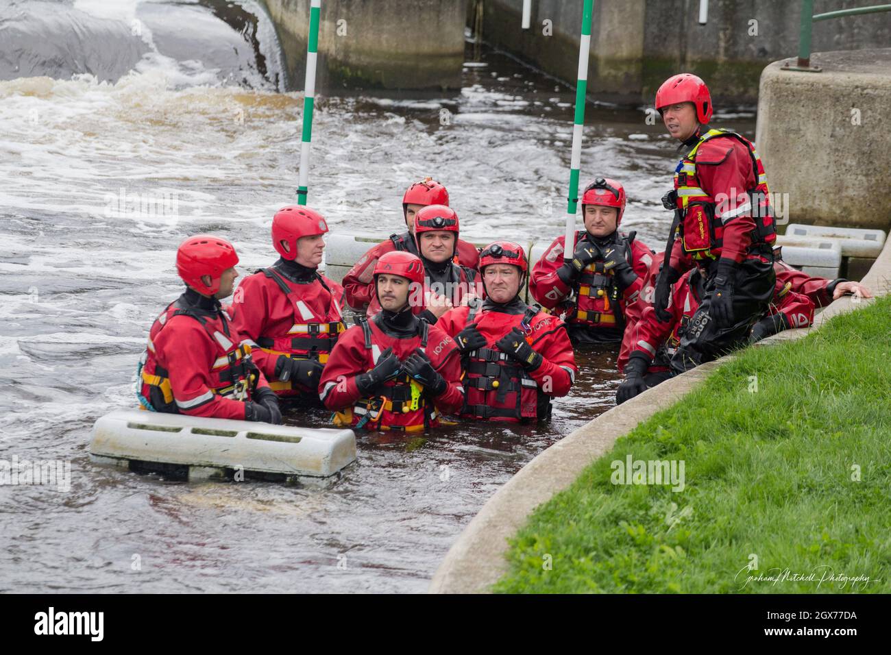 Tyne and Wear Fire and Rescue Service formation des pompiers à Tees barrage pour le sauvetage en eau Banque D'Images