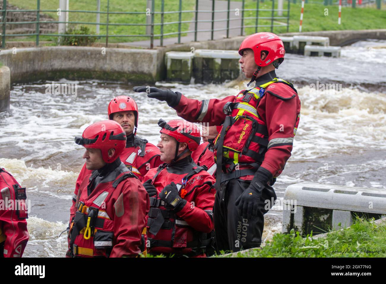 Tyne and Wear Fire and Rescue Service formation des pompiers à Tees barrage pour le sauvetage en eau Banque D'Images