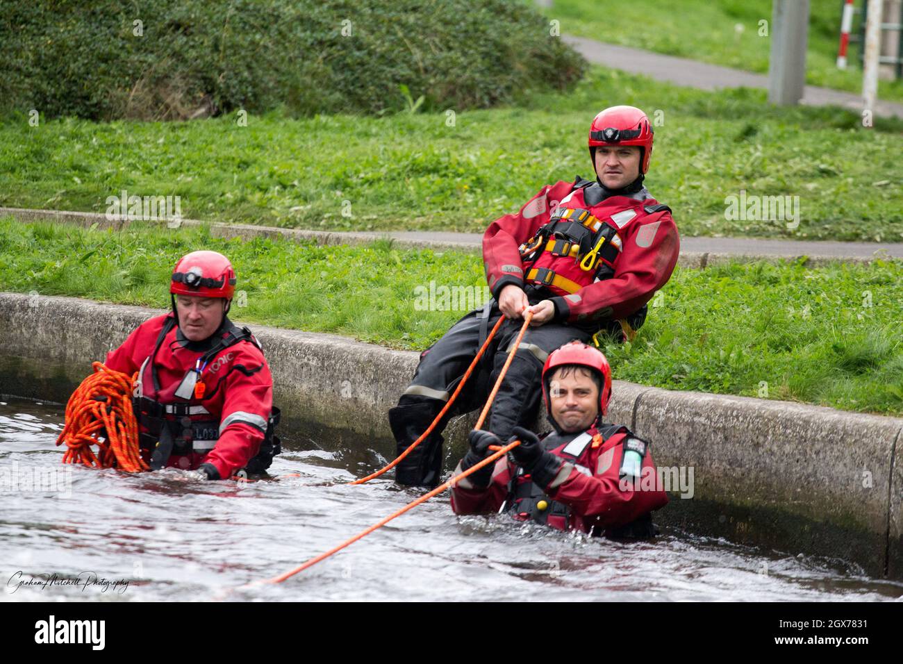 Tyne and Wear Fire and Rescue Service formation des pompiers à Tees barrage pour le sauvetage en eau Banque D'Images