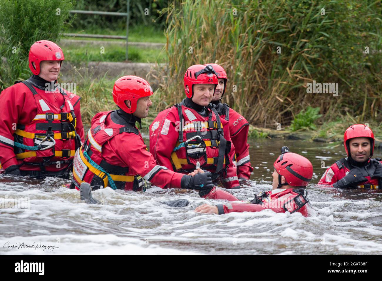 Tyne and Wear Fire and Rescue Service formation des pompiers à Tees barrage pour le sauvetage en eau Banque D'Images