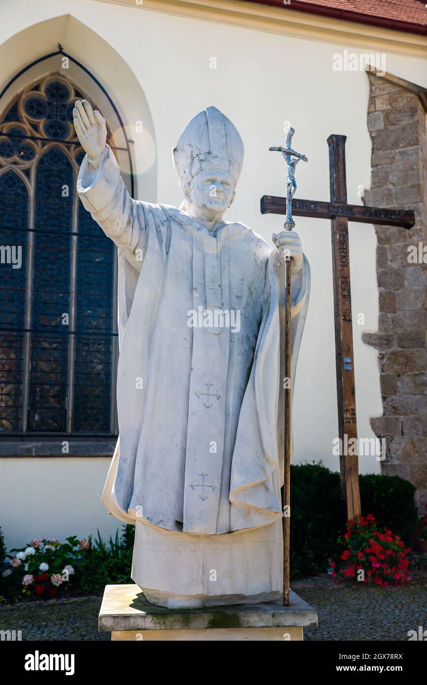 Bolkow, Pologne - 08 août 2021.Église catholique de Saint Jadwiga sur la place principale avec statue du Pape Jean-Paul II Banque D'Images