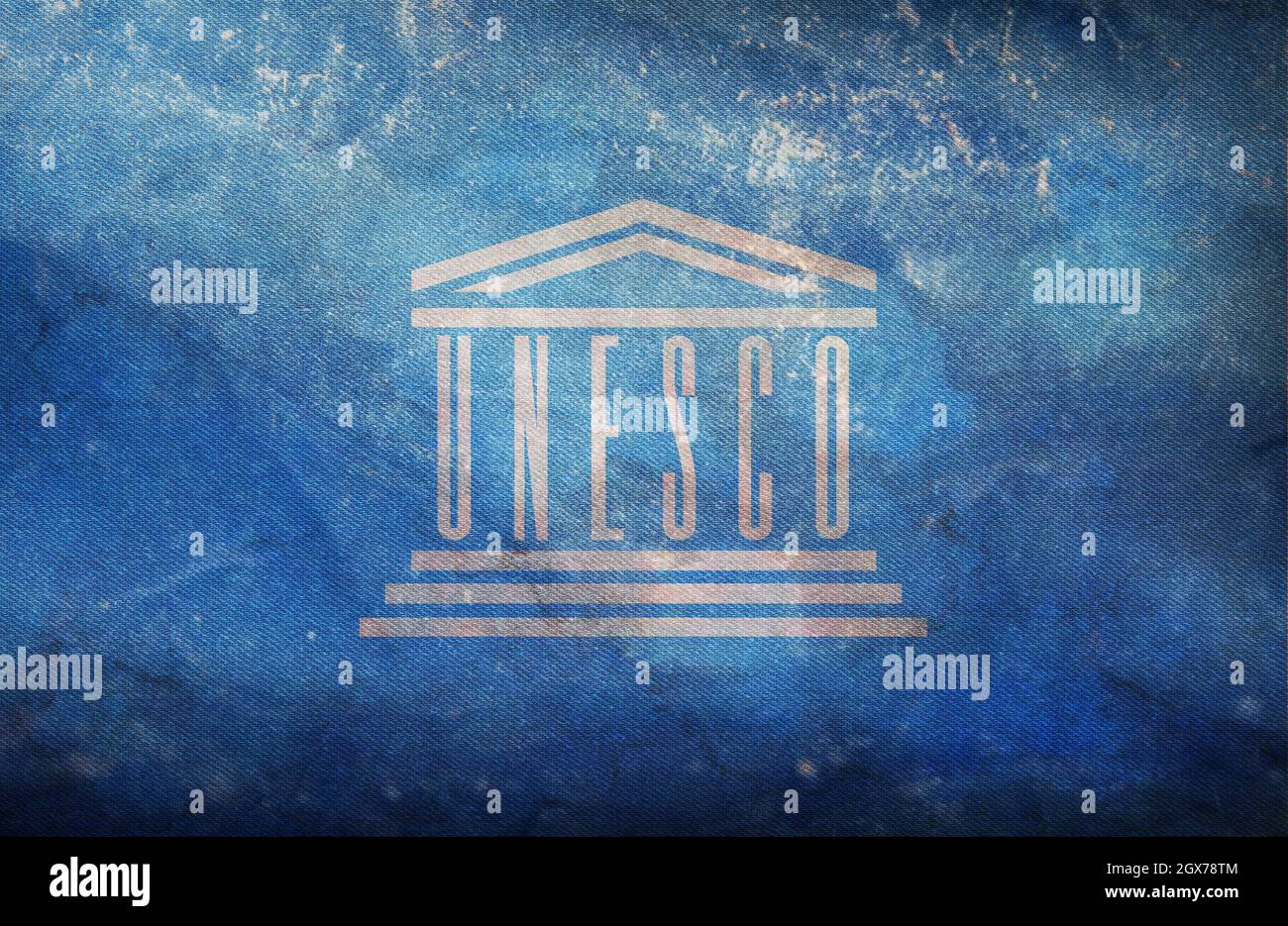 Minsk, Bélarus - mai 2021 : drapeau du Comité du patrimoine mondial de l'UNESCO agitant sous le vent à la barre des drapeaux sur fond de ciel bleu. illustration 3d. Banque D'Images