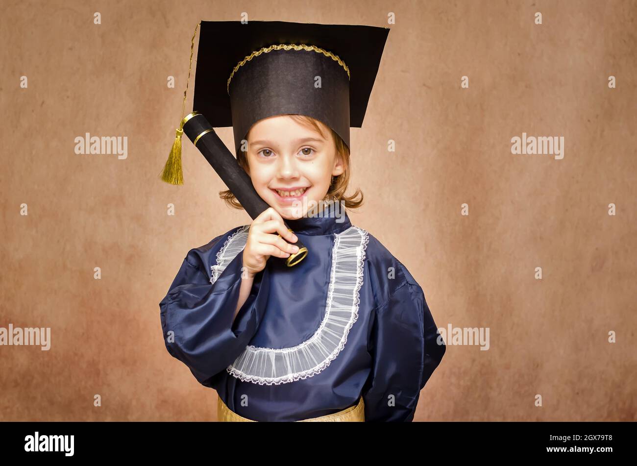 Belle petite fille heureuse de son diplôme. Vêtu de sa casquette de ...