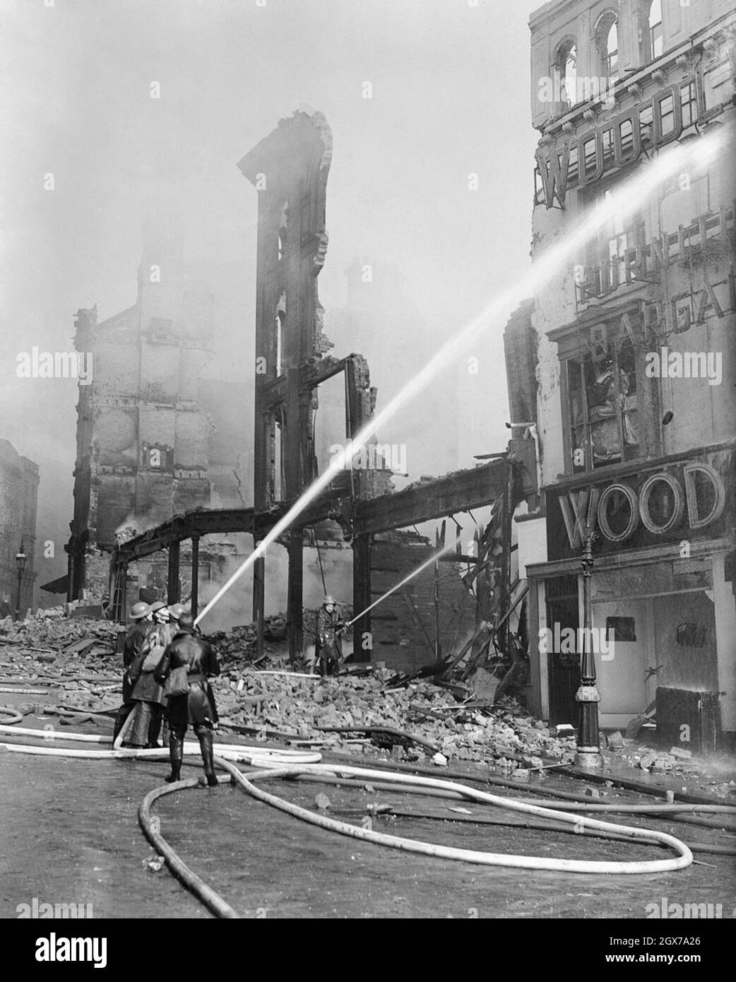 Des pompiers épargnent de l'eau sur les bâtiments en feu pendant le Blitz de Londres Banque D'Images