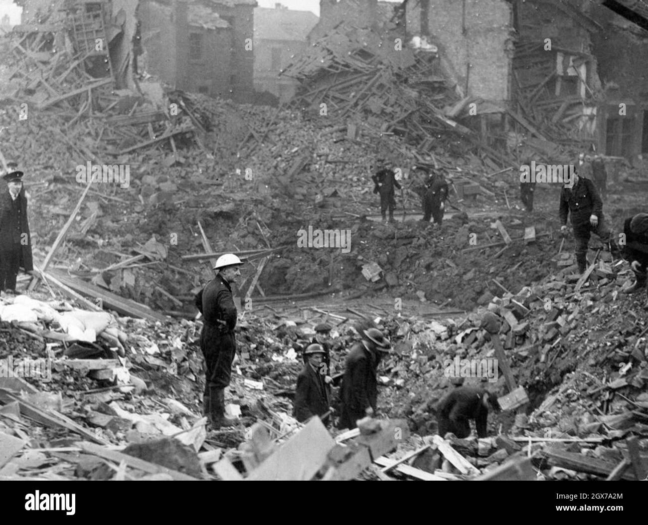 Partie de secours cherchant parmi les débris après un raid aérien sur Liverpool Banque D'Images