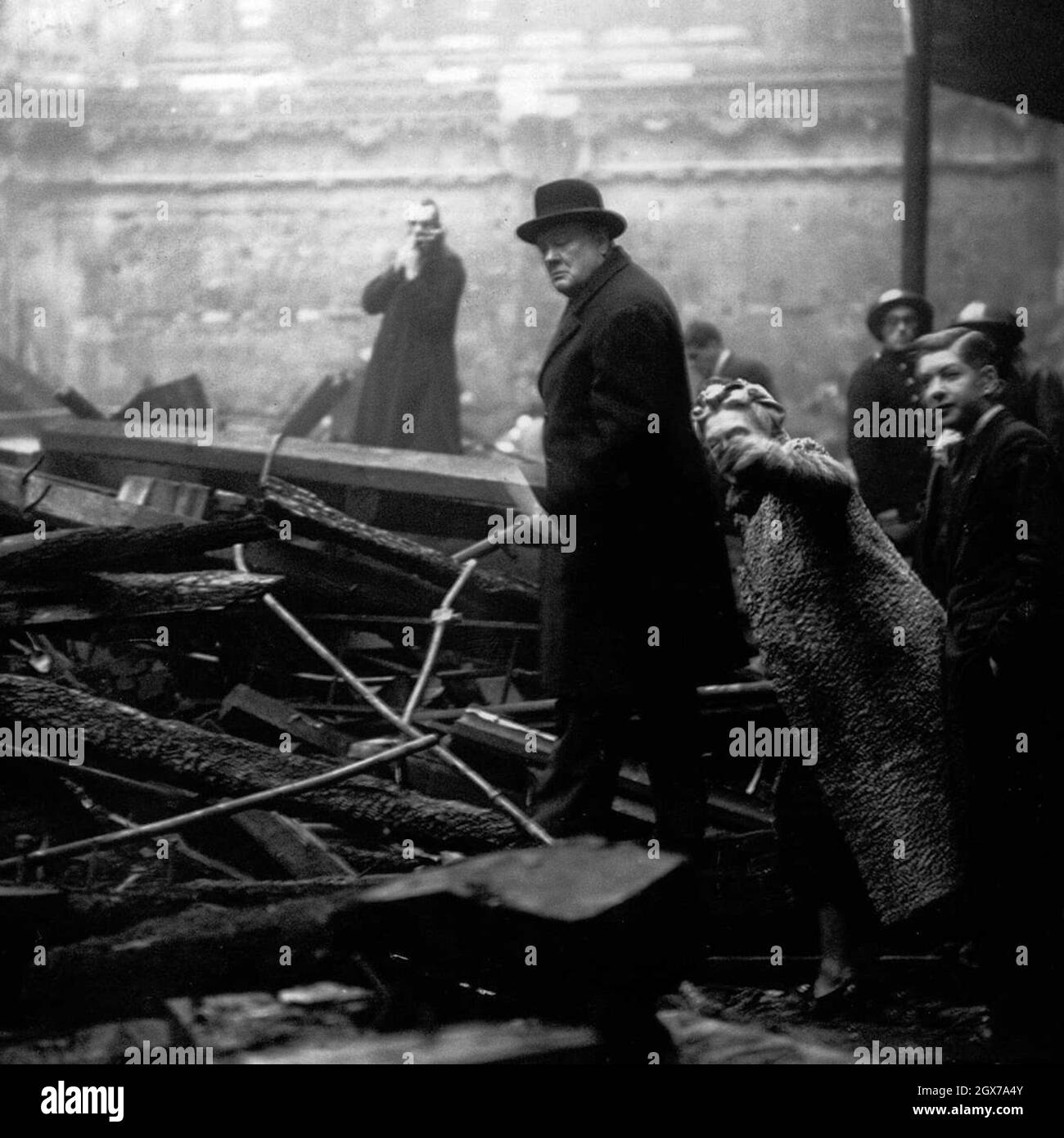 Winston Churchill inspecte des dégâts à la bombe à Londres pendant le Blitz en 1940 Banque D'Images