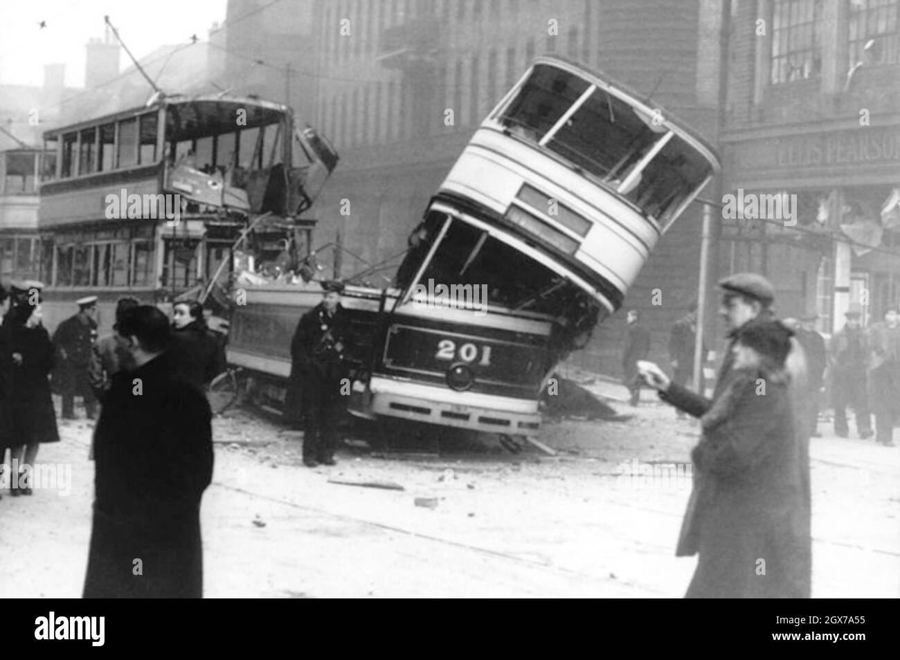 Un tramway dans le centre-ville de Sheffield est détruit par une bombe lors du Blitz, en décembre 1940 Banque D'Images