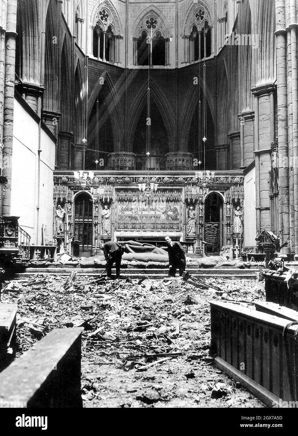 Dégâts à la bombe à l'intérieur de l'abbaye de Westminster pendant le blitz de Londres Banque D'Images