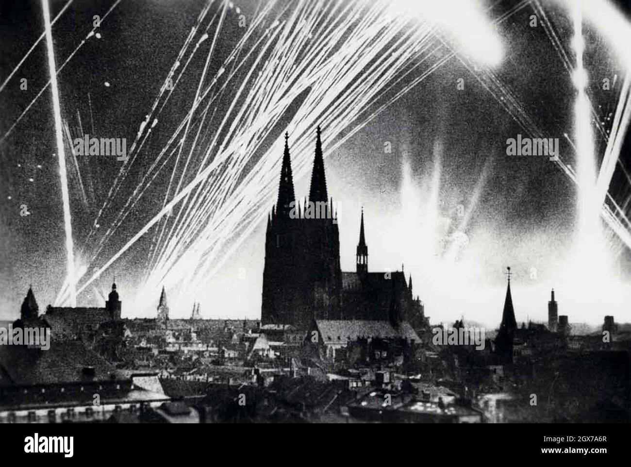 La cathédrale s'est détourée contre des fusils et des projecteurs anti-avions au-dessus de Cologne dans l'un des nombreux alliés bombardant des raids Banque D'Images