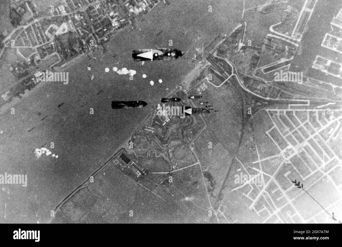 Des bombes allemandes larguées sur le port de Tilbury, le 4 octobre 1940. Le premier groupe de bombes frappera les navires de la Tamise, le second frappera les quais. Banque D'Images