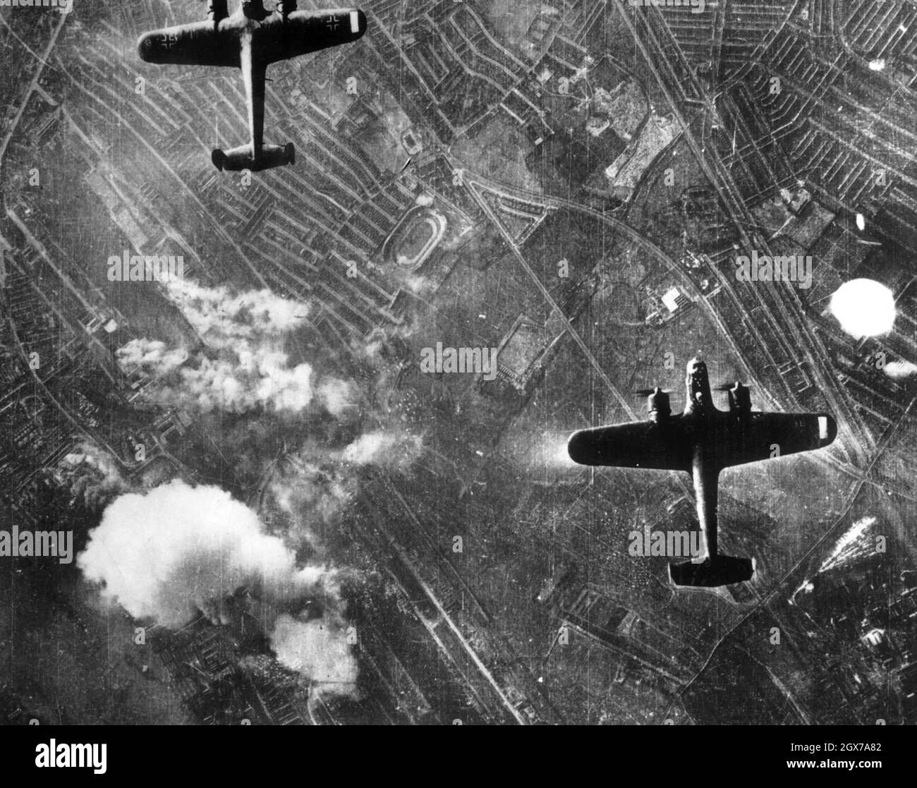 Des bombardiers allemands Dornier DO-17 survolant le quartier de Silvertown dans les Docklands de Londres pour une course de bombardement en 1940. Banque D'Images