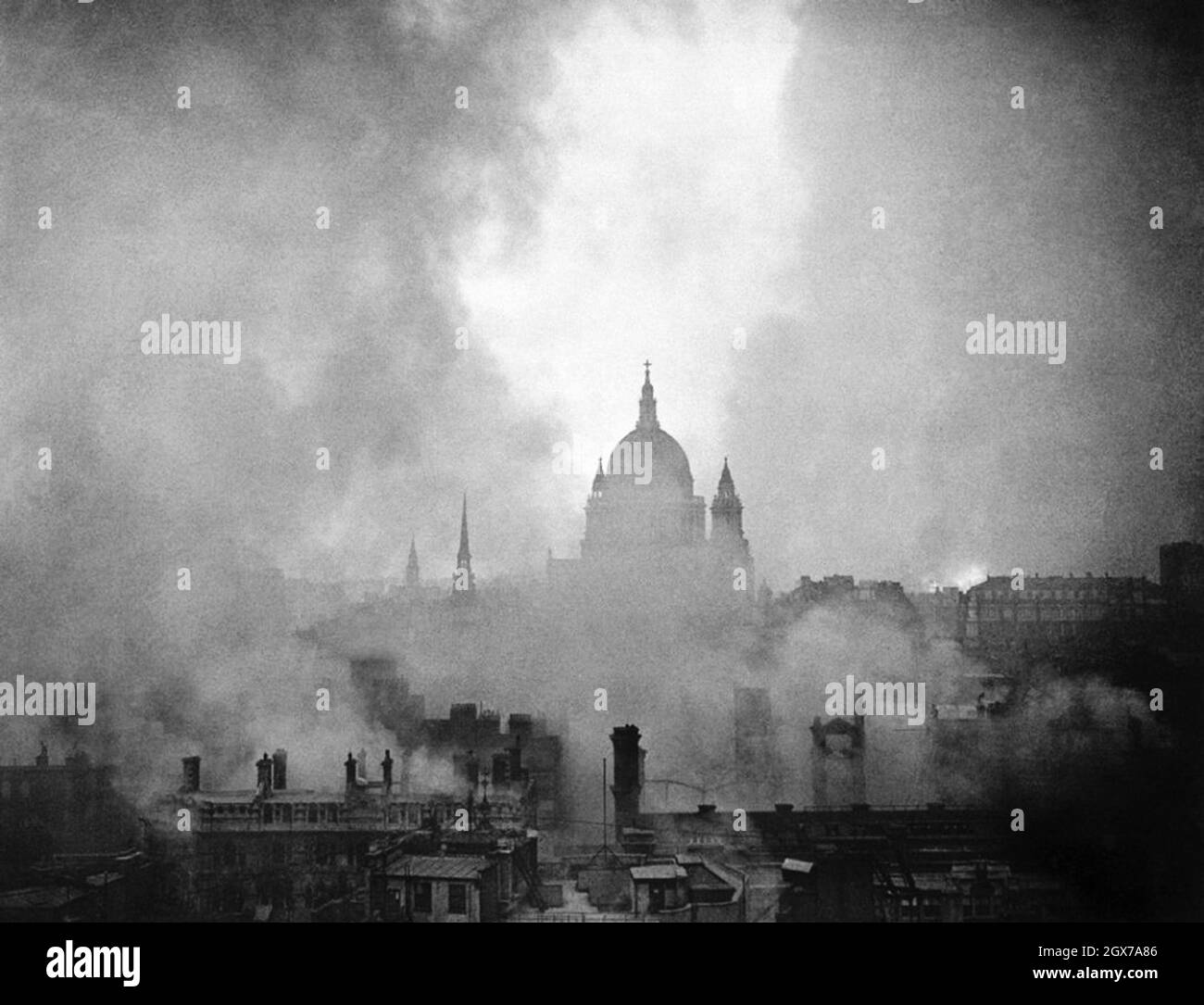 St Pauls sybading intact au-dessus des bâtiments en feu pendant le Bllitz de Londres Banque D'Images