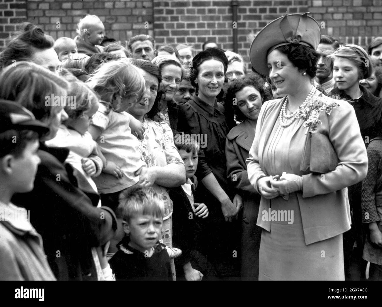 La reine Elizabeth la reine mère s'entretient avec les habitants d'une région de Londres bombardée le 11 septembre 1940. Banque D'Images