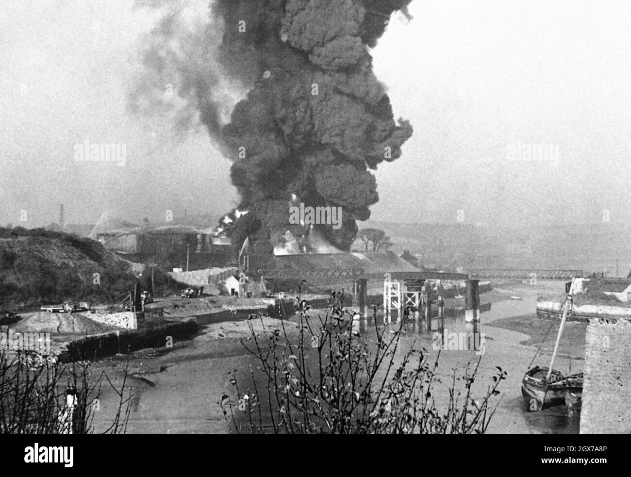 La fumée d'un incendie a commencé à Plymouth, en Angleterre, en novembre 1940 pendant le Blitz. Banque D'Images