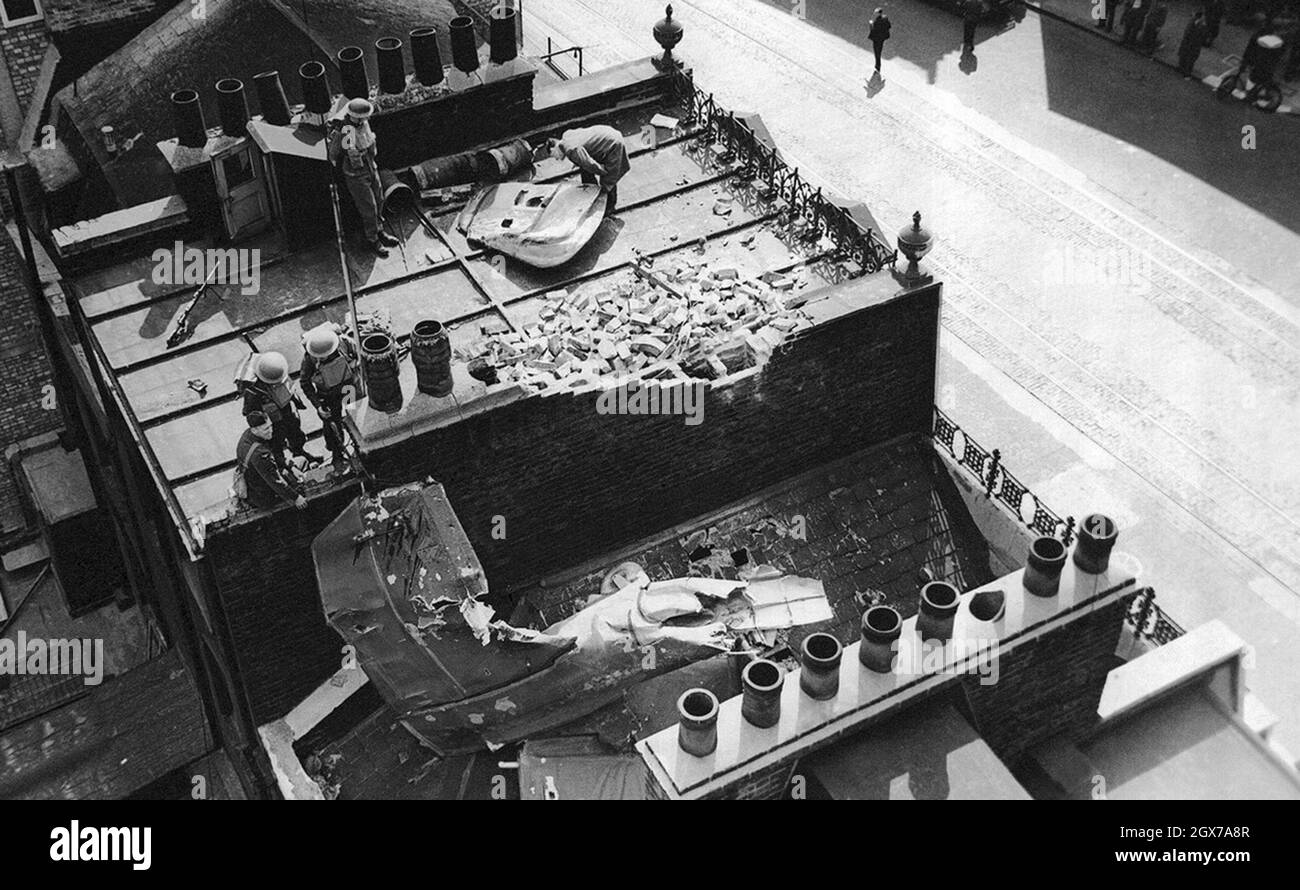 La queue et une partie du fuselage d'un avion allemand Dornier ont atterri sur un toit de Londres, montré le 21 septembre 1940, après que les avions de chasse britanniques l'ont abattu le 15 septembre. Le reste de l'avion de raiding s'est écrasé près de la gare Victoria. Banque D'Images