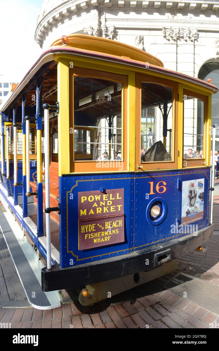 Antique Cable car Powell Hyde Line sur plateau tournant au terminal de Powell Street à Market Street dans le centre-ville de San Francisco, Californie CA, Etats-Unis. Banque D'Images