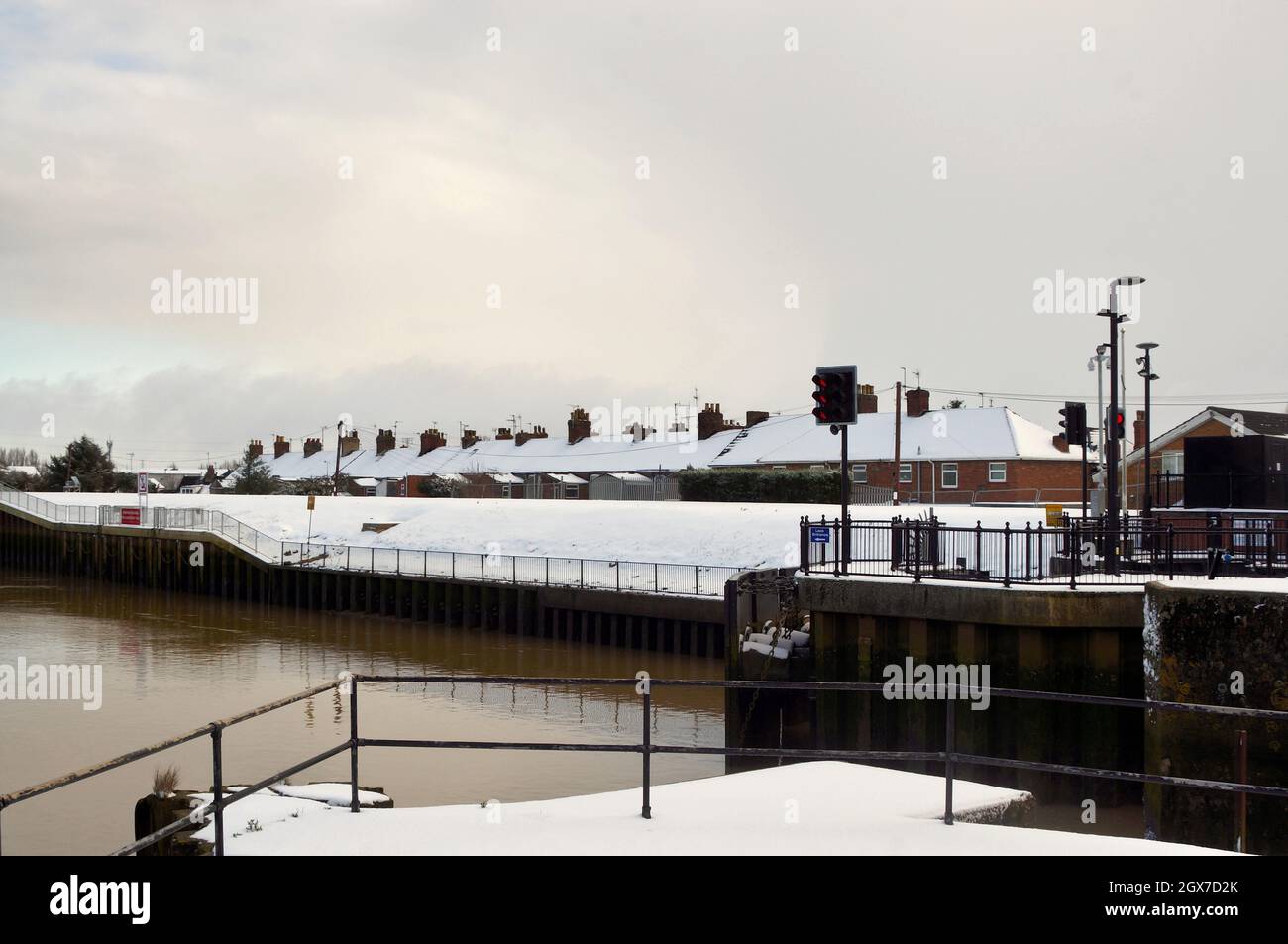 Maisons mitoyennes de Wyberton LOW Rd. Derrière la rive enneigée de la rivière Haven avec l'écluse noire dans le Lincolnshire DE BOSTON, Banque D'Images
