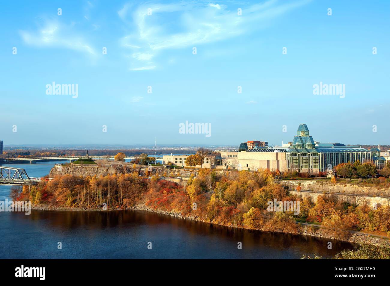 Vue sur Ottawa, y compris l'Astrolabe, en automne avec Québec en arrière-plan Banque D'Images