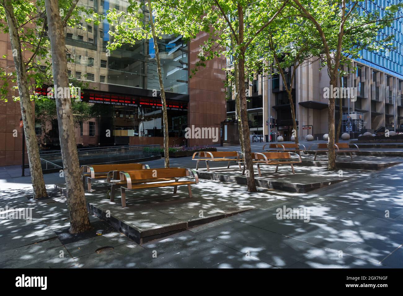 Sydney, Australie. Lundi 4 octobre 2021. Le quartier des affaires du centre de Sydney est encore très calme, car Sydney se prépare à rouvrir une fois que l'objectif de vaccination de 70 % a été atteint d'ici le lundi 11 octobre. Vue générale sur la place Martin. Crédit : Paul Lovelace/Alamy Live News Banque D'Images